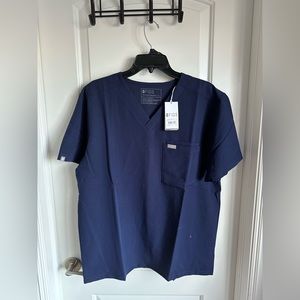 NEW Figs men’s scrub shirt- size large